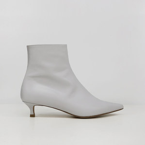 pointed-toe ankle boots (leather off white)