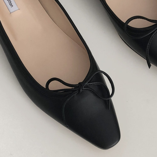 pointed-toe flat shoes (matte black)