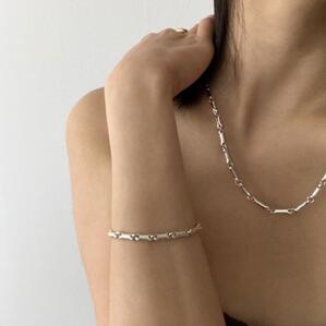 madi shape silver necklace